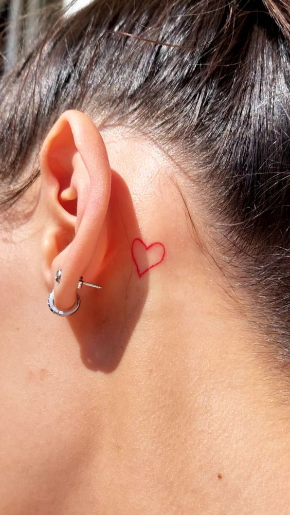 tattoo nét đỏ hình trái tim nhỏ sau tai Hình xăm trái tim mini viền đỏ sau tai, phong cách đơn giản, ảnh chất lượng HD.