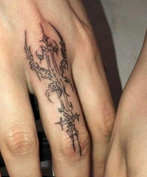 hình xăm phong cách tại ngón giữa Hình xăm kiếm blackwork trên ngón tay, phong cách chi tiết, độ phân giải HD.