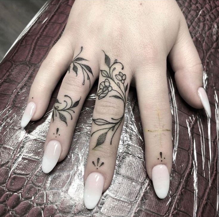 hình xăm tinh tế và dịu dàng tại ngón tay Hình xăm hoa phong cách blackwork trên ngón tay, chi tiết tinh tế, độ phân giải HD.