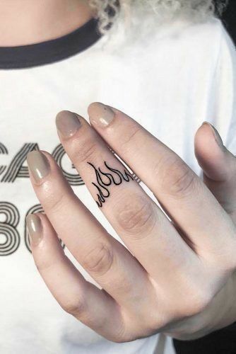 hình xăm họa tiết dễ thương trên ngón tay Hình xăm lửa mini trên ngón tay, phong cách blackwork, ảnh độ phân giải HD.
