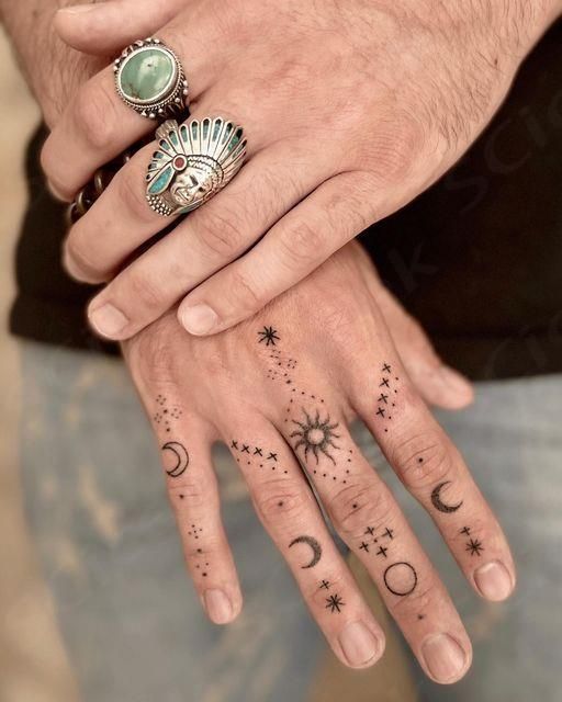 tattoo ngón tay họa tiết đơn giản Hình xăm mini các biểu tượng thiên văn trên bàn tay, phong cách blackwork, chi tiết rõ nét, ảnh HD.