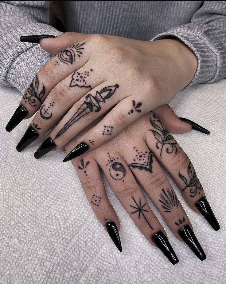 tattoo ngón tay luôn được các bạn trẻ yêu thích Hình xăm mini blackwork trên mu bàn tay, chi tiết sắc nét, phong cách tối giản, chất lượng ảnh HD.