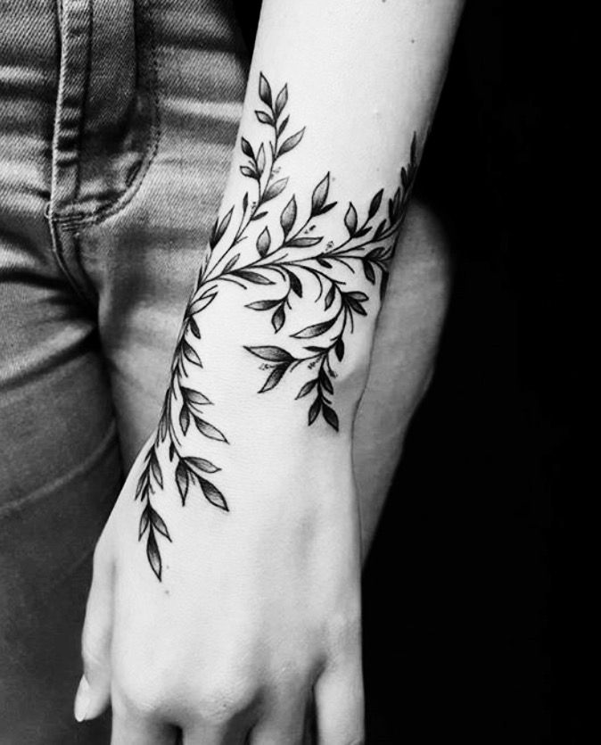 Hình xăm lá trên cổ tay, phong cách blackwork tinh tế, ảnh HD rõ nét.