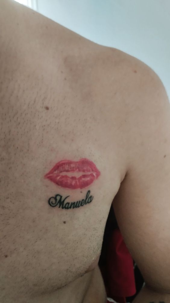 tattoo nụ hôn thủy chung đầy ngọt ngào Hình xăm dấu môi trên ngực, phong cách màu sắc, chi tiết rõ ràng, độ phân giải HD.