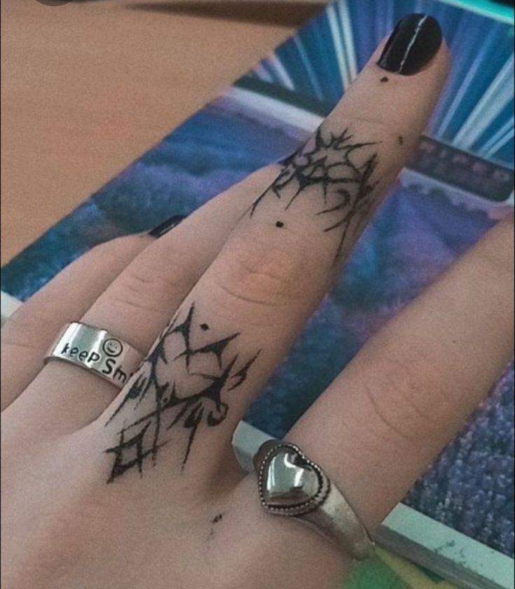 tattoo ở ngón tay giữa đẹp mê ly Hình xăm trừu tượng trên ngón tay, phong cách blackwork, độ chi tiết cao, ảnh HD.