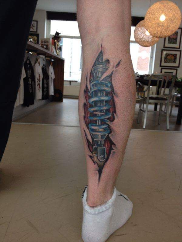 tattoo phuộc xe cho người đam mê xe cộ Hình xăm 3D cơ khí trên bắp chân, phong cách màu sắc chi tiết, độ phân giải HD.