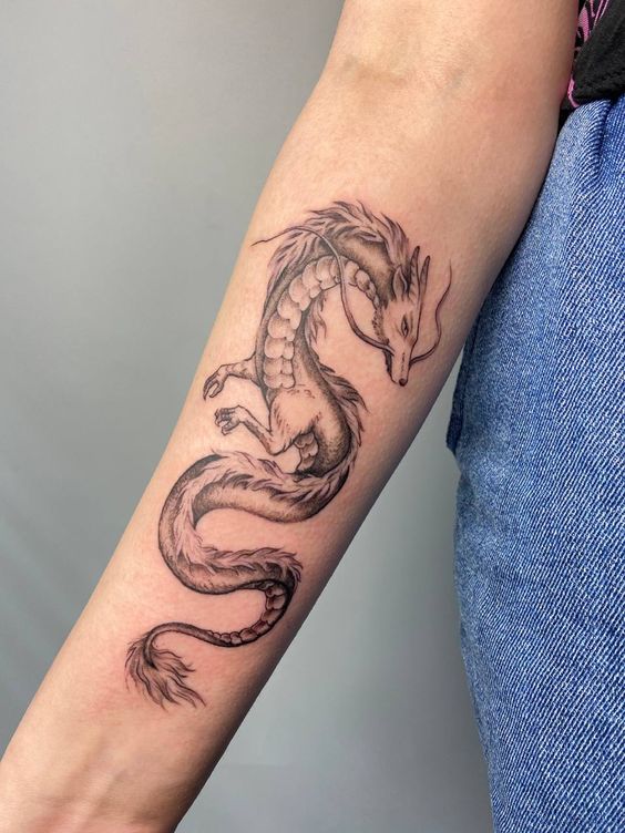 Hình xăm rồng blackwork chi tiết trên cánh tay, phong cách cổ điển, ảnh HD.