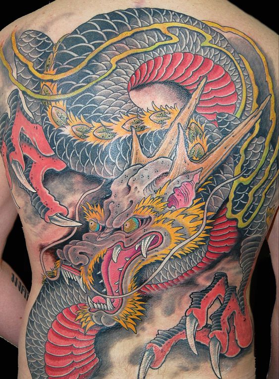 tattoo rồng uốn quanh lưng kín Hình xăm rồng chi tiết trên lưng, phong cách cổ điển, sắc màu sống động, độ phân giải cao.