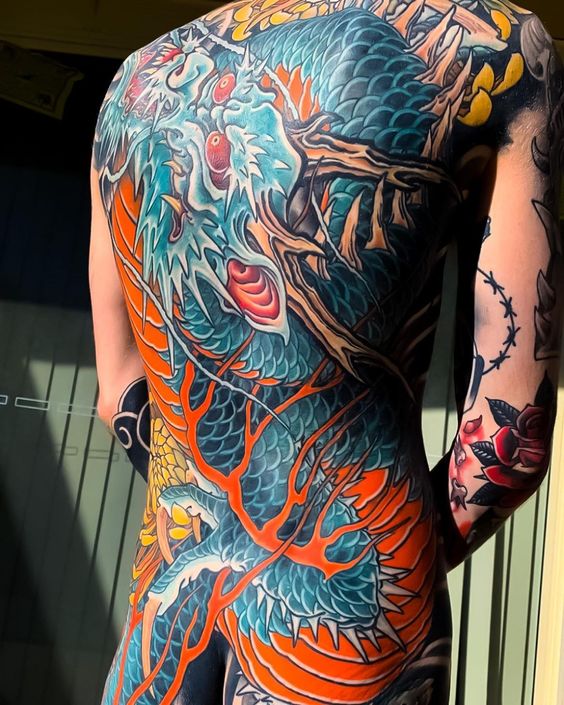 tattoo rồng xanh kín lưng cực chất Hình xăm rồng màu sắc trên lưng, phong cách cổ điển, chi tiết sắc nét, ảnh HD.