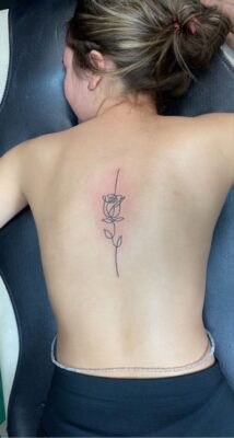 Hình xăm hoa hồng tối giản trên lưng, phong cách linework, ảnh HD.