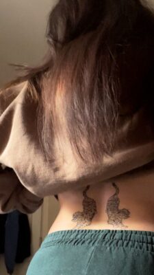 Hình xăm hai con hổ phong cách blackwork ở lưng dưới, chi tiết rõ nét, ảnh độ phân giải HD.