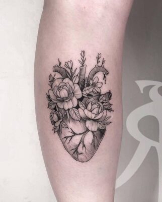 tattoo trái tim hoa lá đơn sắc Hình xăm hoa hồng và tim, phong cách blackwork, trên bắp tay, chi tiết sắc nét, độ phân giải HD.