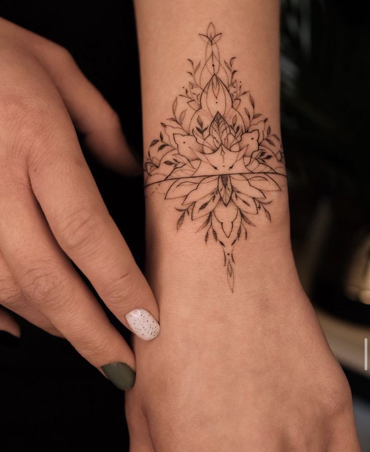 Hình xăm mandala trên cổ tay, phong cách blackwork, chi tiết tinh xảo, ảnh HD.