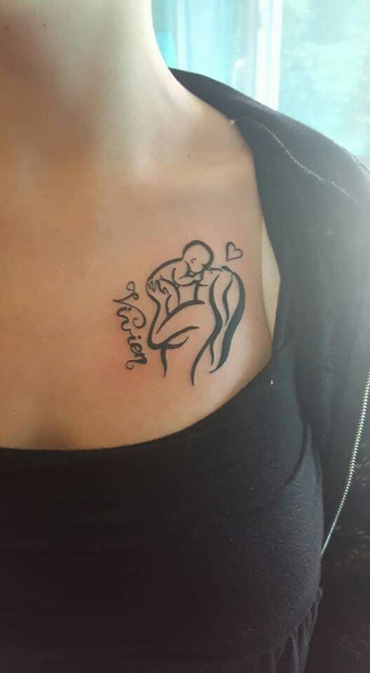 tattoo trước vai hình hai mẹ con với tên khắc kèm theo Hình xăm mẹ con trên vai trái, phong cách blackwork đơn giản, ảnh HD chi tiết rõ nét.