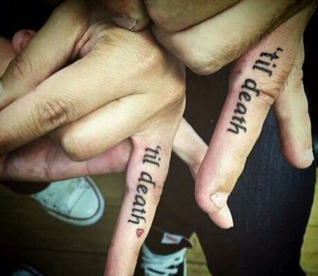 Hình xăm chữ "til death" trên ngón tay, phong cách tối giản, ảnh độ phân giải HD.