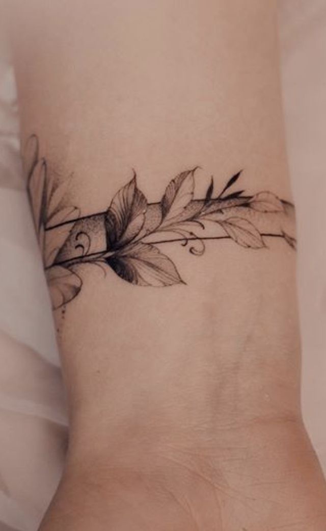 Hình xăm hoa lá trên tay, phong cách blackwork, chi tiết tinh tế, độ phân giải HD.