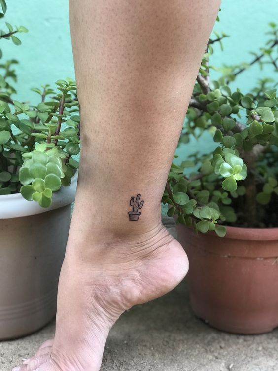 Hình xăm mini cây xương rồng trên mắt cá chân, phong cách blackwork, chi tiết rõ nét, ảnh HD.