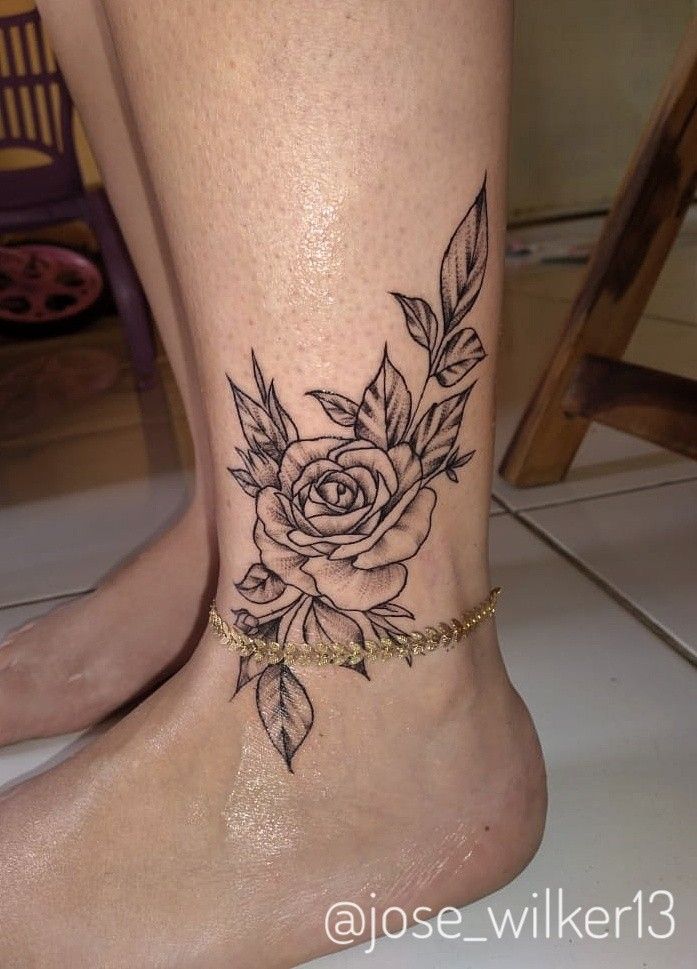 Hình xăm hoa hồng cổ điển trên chân, phong cách blackwork, chi tiết rõ nét, ảnh HD.