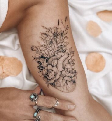 Khẳng định phong cách với chi tiết trái tim sáng tạo Hình xăm hoa và tim trên cánh tay, phong cách blackwork chi tiết, ảnh chất lượng HD.