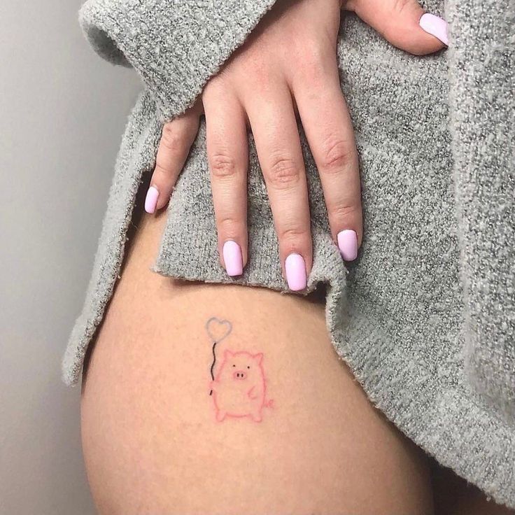 thể hiện cá tính với kiểu tattoo heo mini Hình xăm mini chú heo với bóng bay, vị trí trên đùi, phong cách đơn giản, ảnh HD.