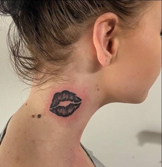 xăm nụ hôn trên cổ thể hiện cá tính Hình xăm dấu môi trên cổ, phong cách blackwork, chi tiết rõ nét, độ phân giải HD.