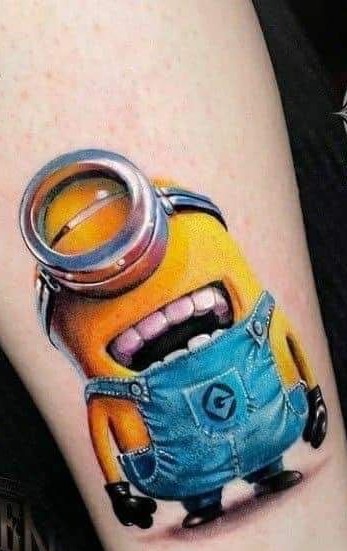 minion tattoo trẻ trung năng động Hình xăm nhân vật hoạt hình trên bắp tay, phong cách màu sắc, chi tiết rõ nét, độ phân giải HD.