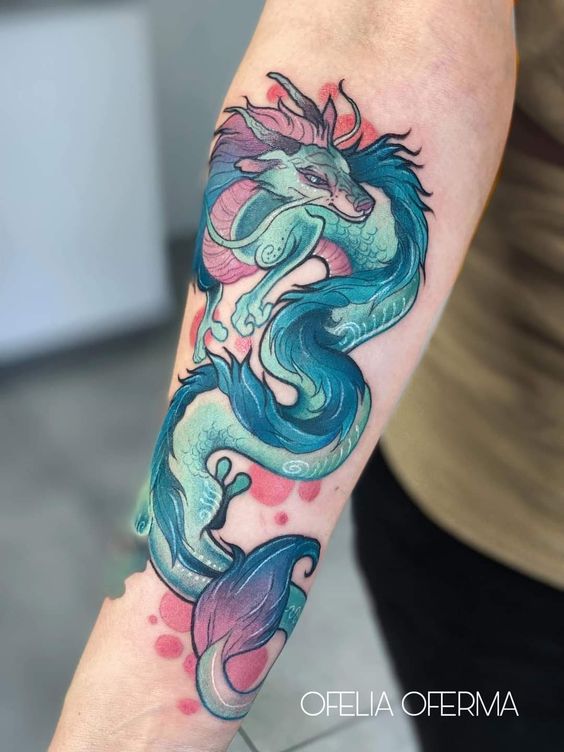 Hình xăm rồng phong cách màu nước trên cánh tay, chi tiết sống động, độ phân giải HD.