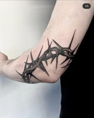 Hình xăm gai trên tay, phong cách blackwork, chi tiết sắc nét, độ phân giải cao.