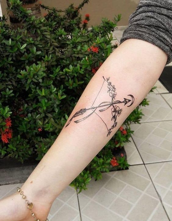 thiết kế hình xăm cung cho phái nữ Hình xăm cung tên hoa phong cách blackwork trên cánh tay, chi tiết sắc nét, ảnh HD.