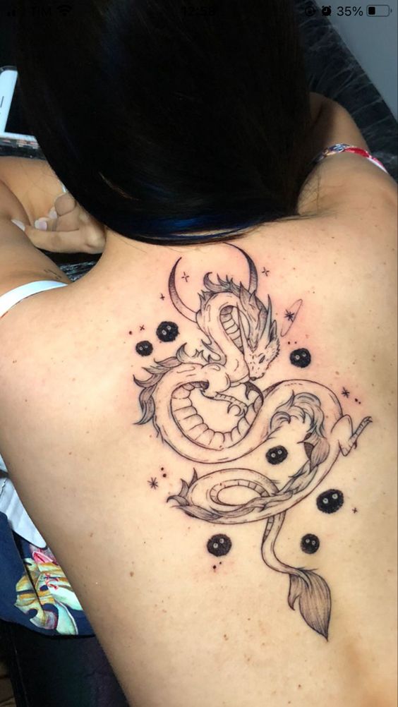 Hình xăm rồng trên lưng, phong cách blackwork, chi tiết tinh xảo, độ phân giải HD.