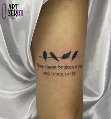 Hình xăm chữ và chim phong cách blackwork trên tay, độ phân giải HD.