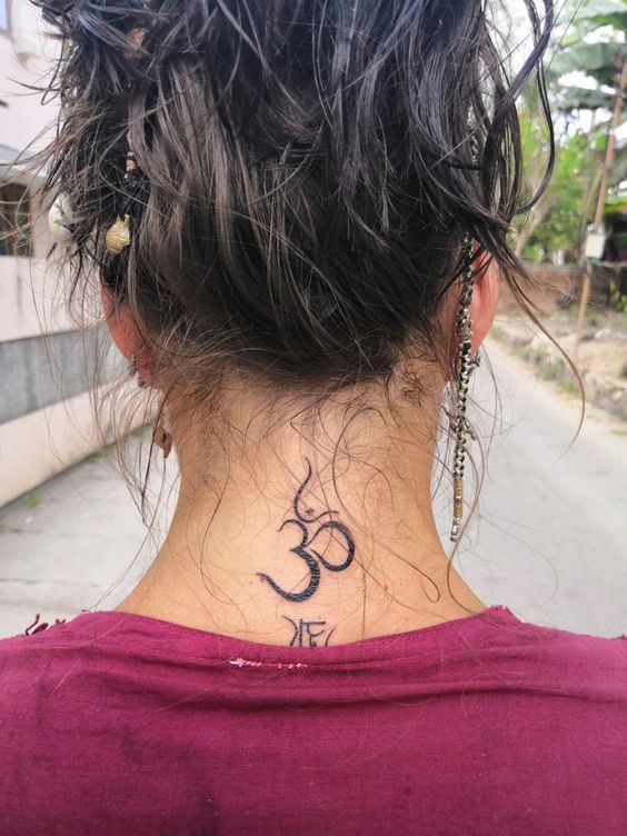 thiết kế xăm chữ om sau gáy Hình xăm ký hiệu Om cổ điển sau gáy, chi tiết rõ nét, phong cách blackwork, ảnh độ phân giải HD.