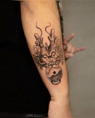 Hình xăm rồng blackwork trên cánh tay, chi tiết sắc nét, độ phân giải HD.
