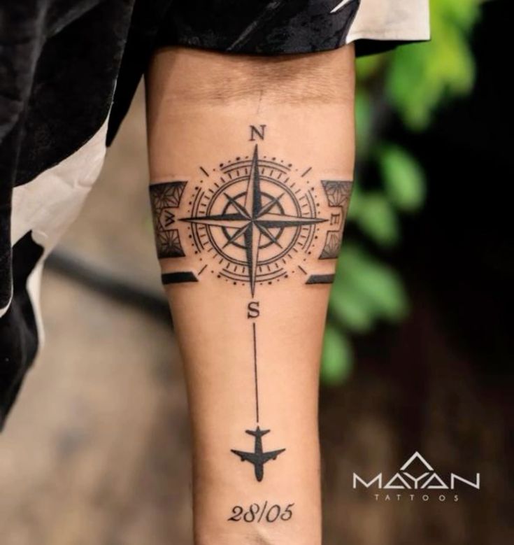thiết kế xăm mũi tên kỉ niệm Hình xăm la bàn và máy bay trên cánh tay, phong cách blackwork chi tiết, độ phân giải HD.