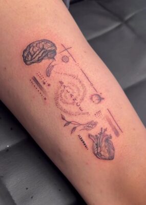 Thiết kế tattoo trái tim vô cùng sáng tạo Hình xăm trừu tượng trên cánh tay với họa tiết não và tim, phong cách blackwork, chi tiết, ảnh HD.