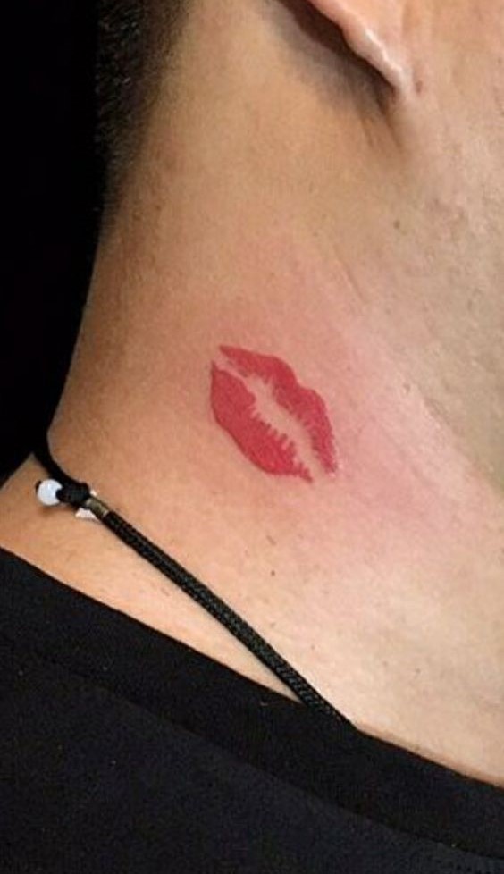 thu hút ánh nhìn với tattoo nụ hôn trên cổ Hình xăm vết môi đỏ trên cổ, phong cách đơn giản, chi tiết rõ nét, ảnh độ phân giải HD.
