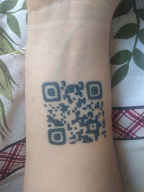 Hình xăm mã QR trên cổ tay, phong cách blackwork, độ chi tiết cao, ảnh HD.