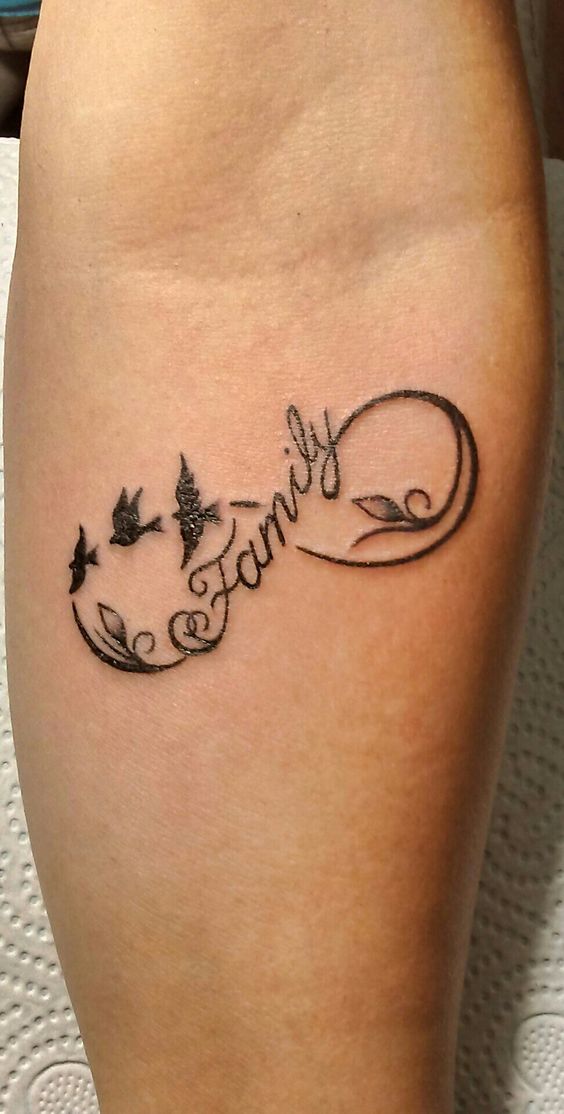 tình cảm gia đình mãi không phai nhòa Hình xăm chữ "Family" với chim, vị trí cánh tay, phong cách blackwork, chi tiết rõ nét, độ phân giải HD.