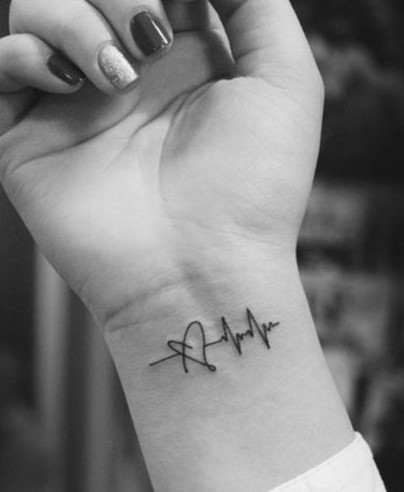 Hình xăm nhịp tim mini trên cổ tay, phong cách blackwork, ảnh HD, đơn giản và tinh tế.