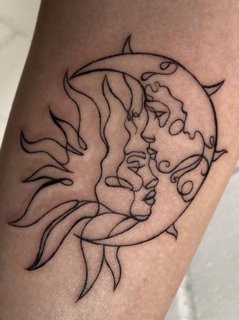 tình yêu đẹp như mặt trăng và mặt trời Hình xăm mặt trời và mặt trăng, phong cách blackwork, trên cánh tay, chi tiết rõ nét, độ phân giải HD.