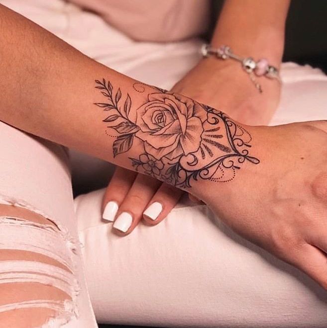 Hình xăm hoa hồng trên cổ tay phong cách blackwork, chi tiết rõ nét. Ảnh HD.