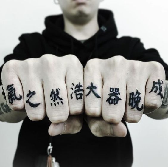 Hình xăm chữ trên ngón tay phong cách blackwork, hình ảnh HD, chi tiết rõ nét.