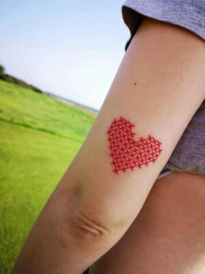 trái tim đỏ ở tay siêu độc đáo Hình xăm trái tim thêu tay trên cánh tay, phong cách độc đáo, ảnh HD, chi tiết rõ nét.