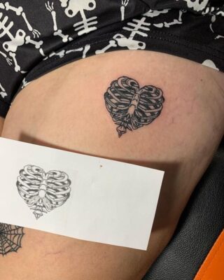 trái tim được tạo hình từ lò xo cực chất Hình xăm xương sườn kiểu blackwork trên đùi, chi tiết rõ nét, ảnh chất lượng HD.