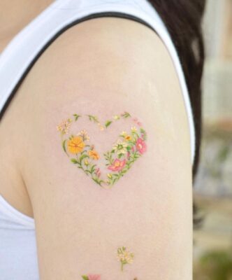 trái tim từ vòng hoa vàng cực kỳ sinh động Hình xăm hoa hình trái tim trên vai, phong cách màu nước, chi tiết cao, độ phân giải HD.