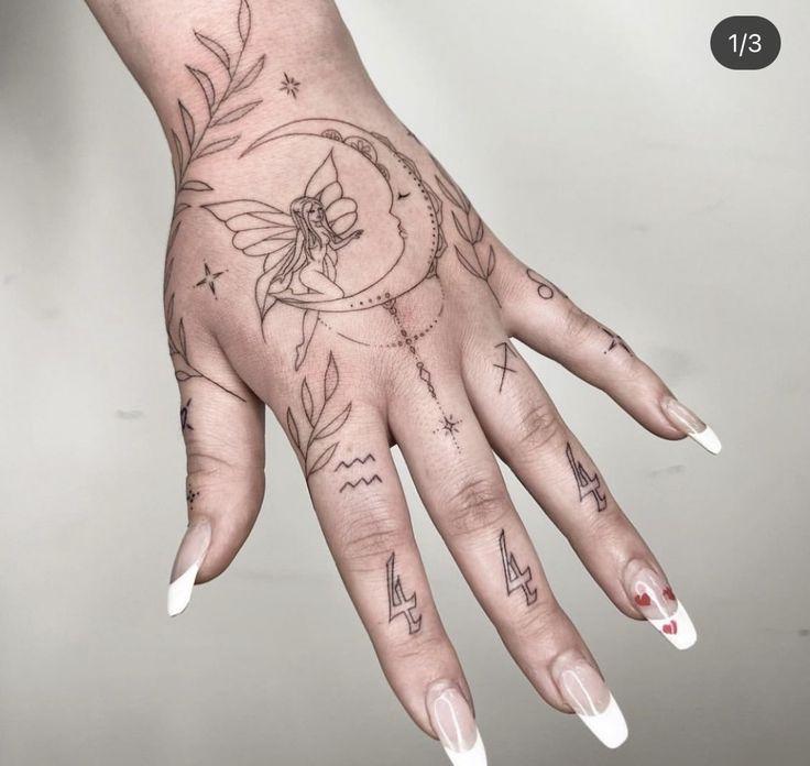vẻ đẹp của hình xăm trên ngón tay Hình xăm cổ tích và mặt trăng trên tay, phong cách blackwork chi tiết, độ phân giải HD.