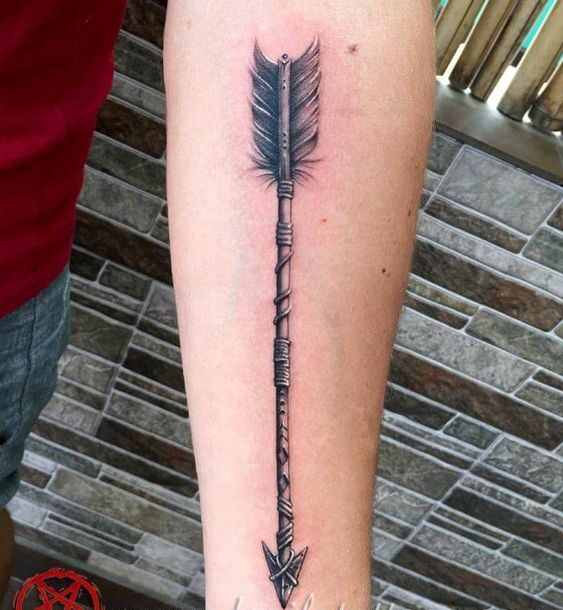 vẻ đẹp cung tên dành cho khách Hình xăm mũi tên blackwork trên cánh tay, chi tiết sắc nét, phong cách cổ điển, ảnh HD.