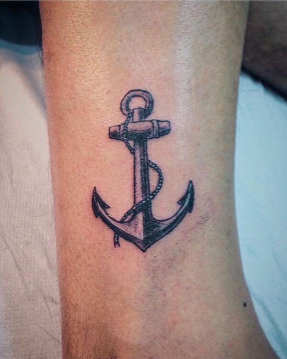 Hình xăm mỏ neo phong cách blackwork trên cánh tay, chi tiết rõ nét, độ phân giải HD.