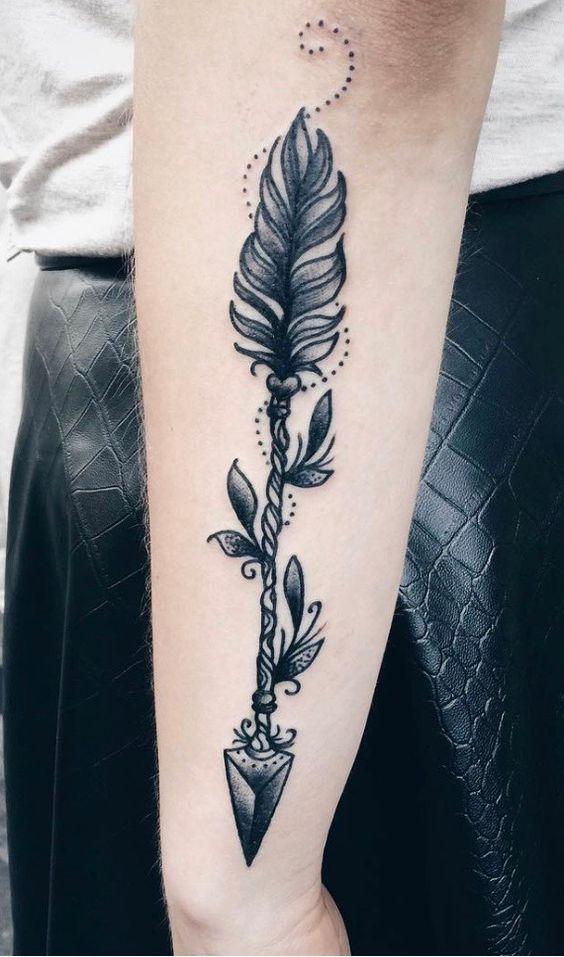 vẻ đẹp nghệ thuật của chiếc cung tên Hình xăm mũi tên phong cách blackwork trên cẳng tay, chi tiết sắc nét, độ phân giải cao.