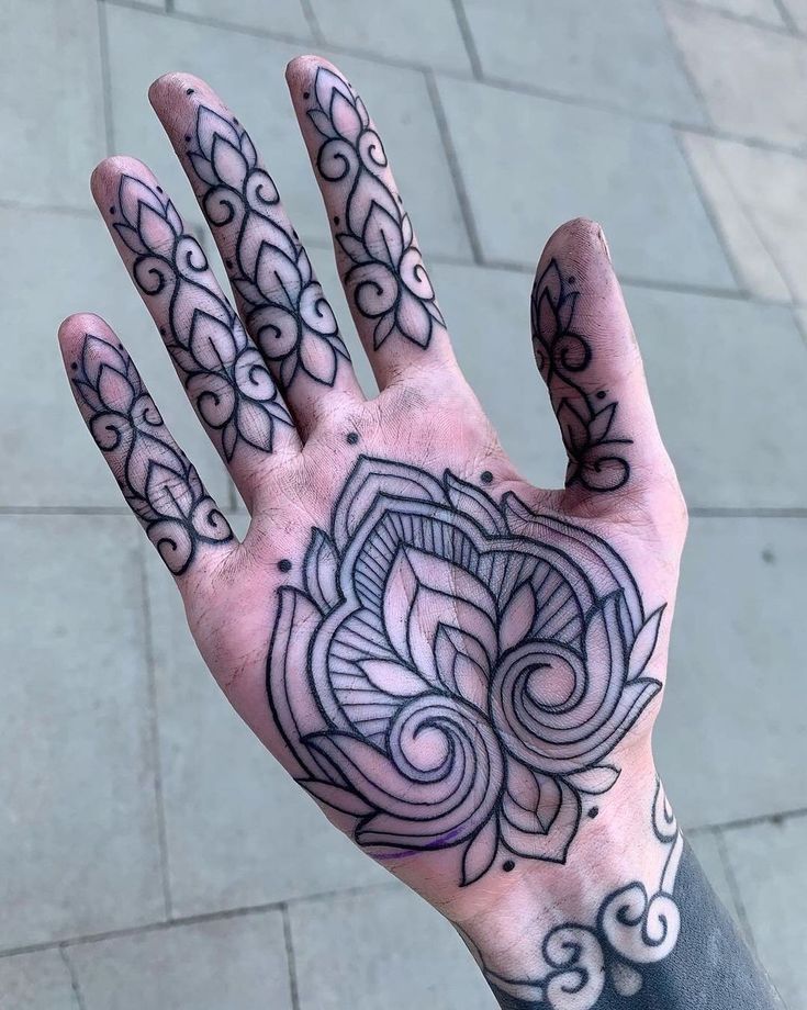 vẻ đẹp riêng biệt của mẫu xăm trên ngón tay Hình xăm hoa trên lòng bàn tay, phong cách blackwork, chi tiết sắc nét, ảnh HD.